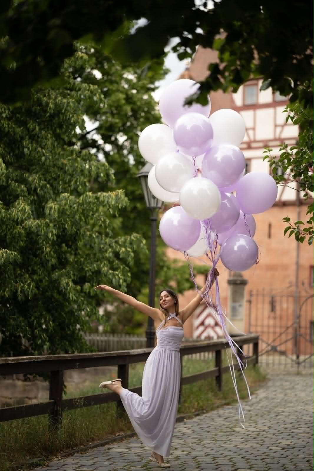 Jelena – Gründerin von Ballon-Giftgarden – freut sich mit einem violetten Ballon-Bouquet